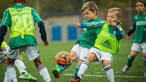Kinder beim Fussballspiel