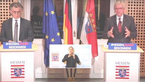 Minister Bouffier vor einem Rednerpult