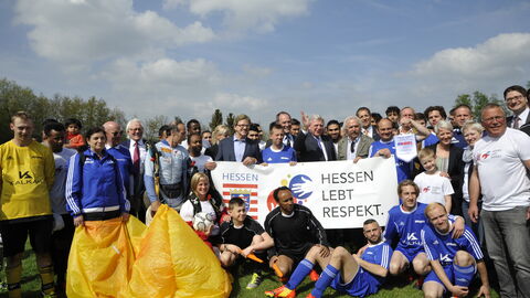 Sportlergruppenbild mit Plakat und Aufschrift Hessen lebt Respekt