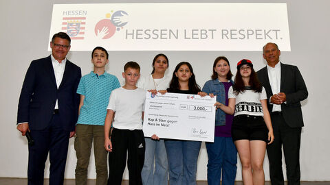Ministerpräsident Rhein und Justizminister Poseck mit Schülerinnen und Schülern der Gewinnerschule