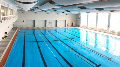 Leeres Schwimmbecken im Hallenbad